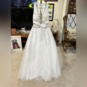 Chica’s White Prom dress